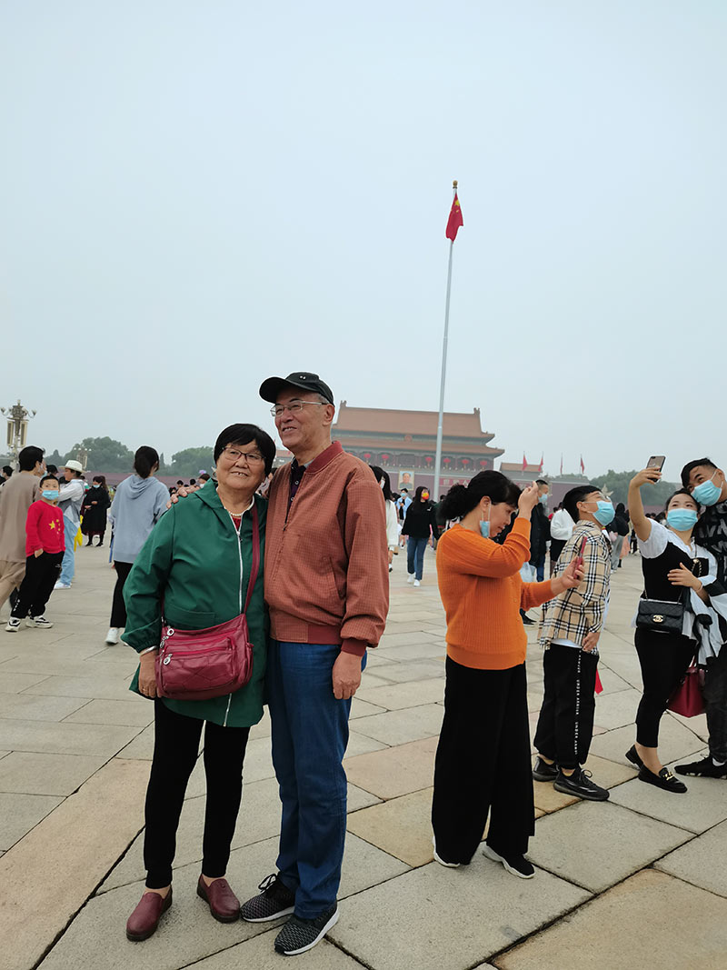 國慶節去天安門廣場看升旗儀式是一種什么體驗 同升一面旗|十一假期,游客們觀看升旗后歡呼:“祝福祖國越來越好”