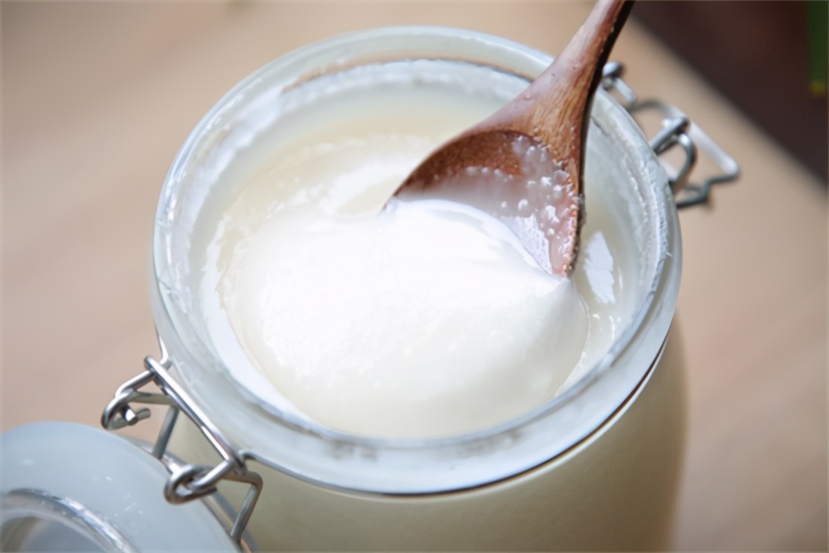 為什么蜂蜜會凝固發(fā)白(蜂蜜冷藏后凝固變白的原因) 為什么蜂蜜會凝固發(fā)白(蜂蜜冷藏后凝固變白的原因)