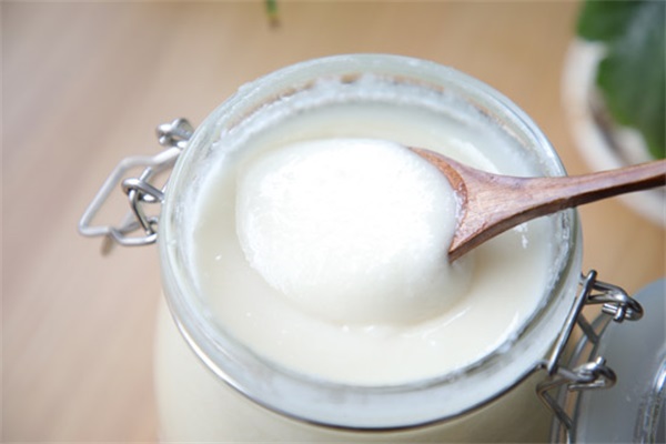 為什么蜂蜜會凝固發(fā)白(蜂蜜冷藏后凝固變白的原因) 為什么蜂蜜會凝固發(fā)白(蜂蜜冷藏后凝固變白的原因)