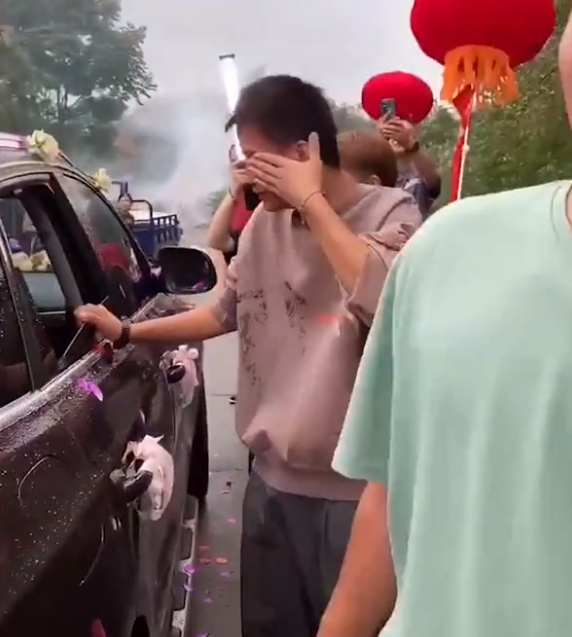 姐姐出嫁雙胞胎弟弟扶車門哭成淚人 姐弟情深!湖南一位姐姐出嫁,2個雙胞胎弟弟哭成了淚人