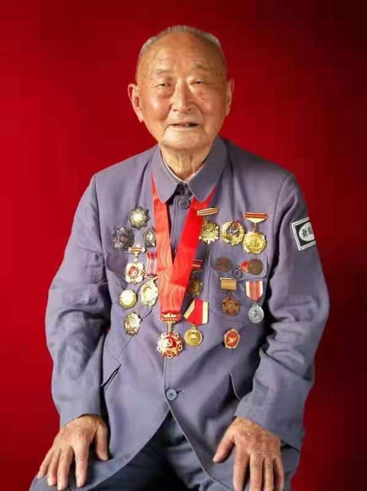 第九兵團老兵回憶長津湖 《長津湖》首映日票房將破2億,98歲志愿軍老戰士聊觀感:不打這一仗新中國會很危險