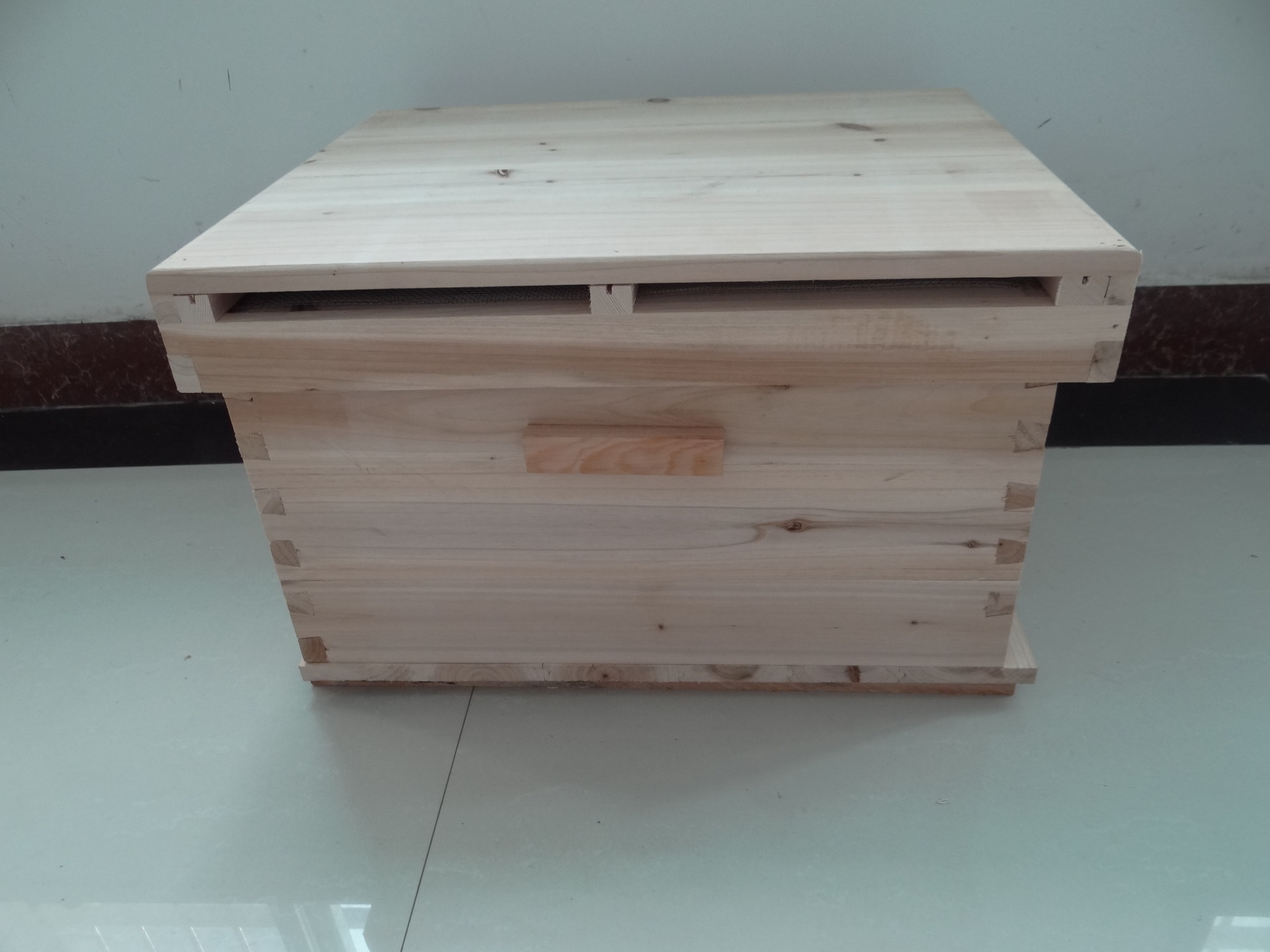 新手養蜂怎樣把蜂引進蜂箱(怎樣把蜜蜂引到蜂箱里) 新手養蜂怎樣把蜂引進蜂箱(怎樣把蜜蜂引到蜂箱里)