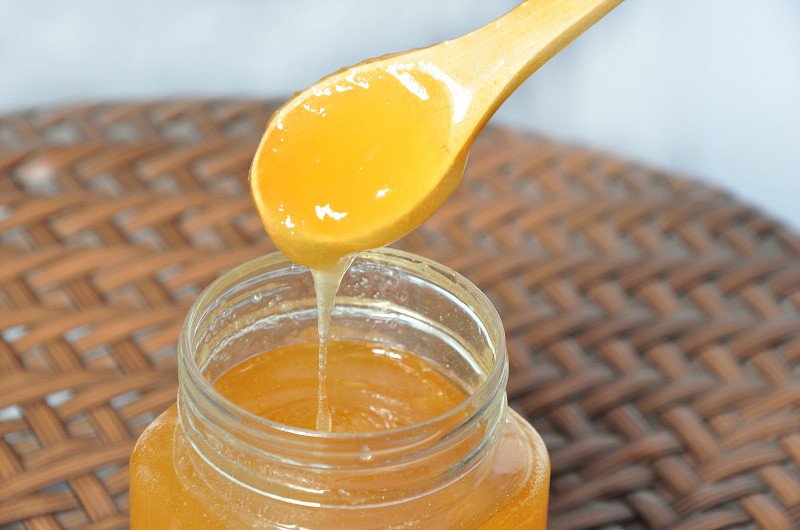 喝蜂蜜需要注意什么問題(喝蜂蜜的正確方法) 喝蜂蜜需要注意什么問題(喝蜂蜜的正確方法)