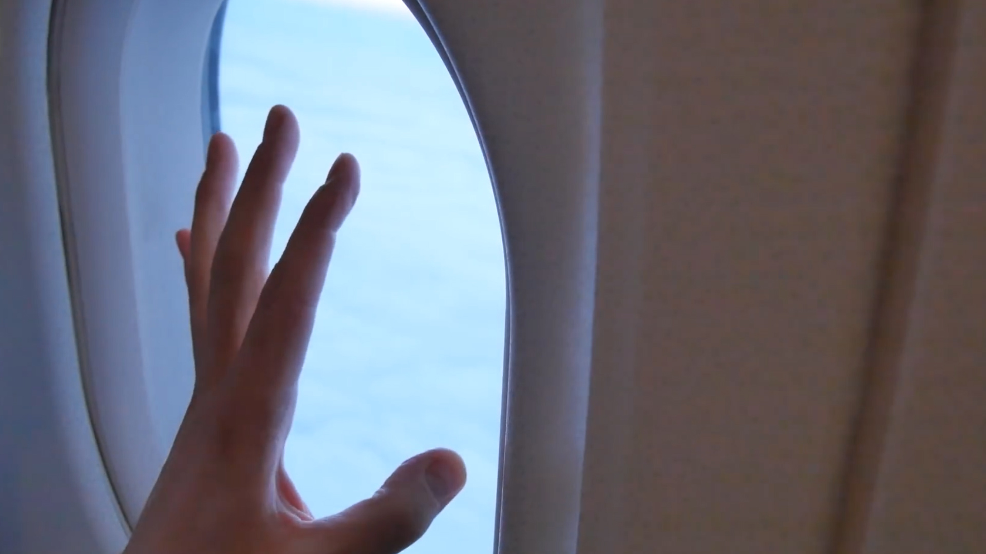 飛機上的小孔是干嘛用的(飛機窗子為什么有小孔) 飛機窗戶上的這個小洞,你知道是做什么的嗎?