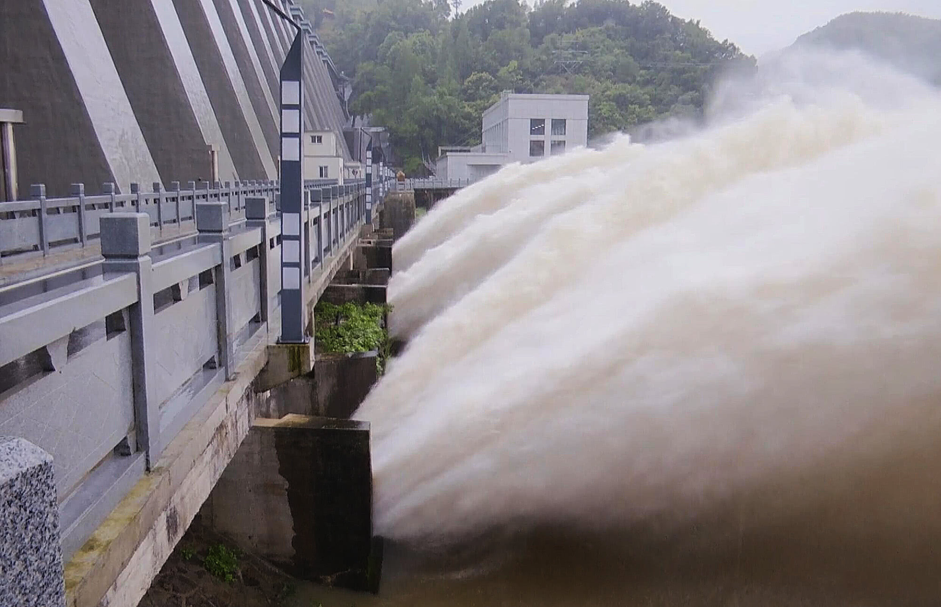 為何水庫總在汛期內泄洪,旱季反而不泄洪(水庫為什么在汛期放水) 為了防洪的水庫,為什么總是在汛期泄洪,旱季反倒不泄洪?