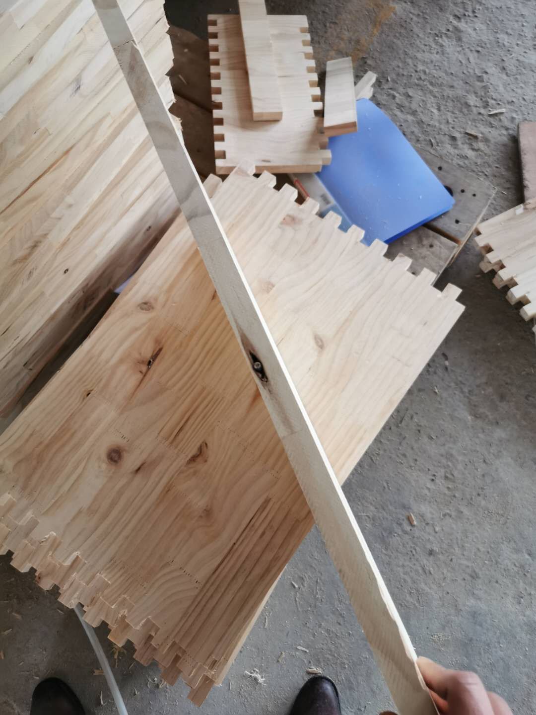 工蜂喂養幼蟲一天多少次(工蜂每天訪問幼蟲巢房1300多次,幼蟲怎么沒撐死) 工蜂喂養幼蟲一天多少次(工蜂每天訪問幼蟲巢房1300多次,幼蟲怎么沒撐死)