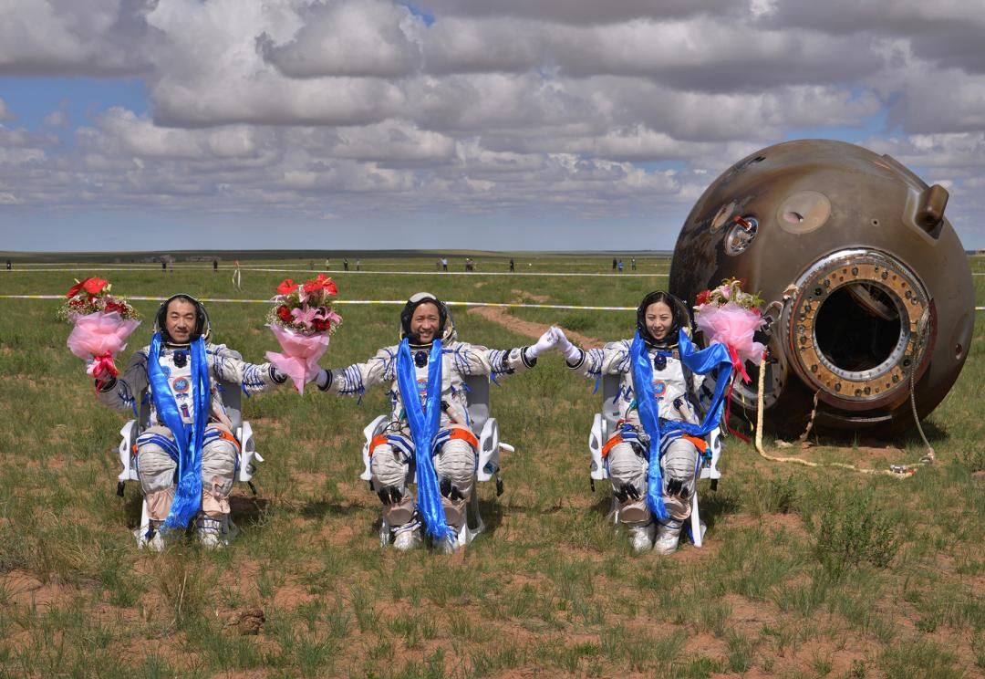神舟十二號返回 神舟十二號平安歸來!著陸出艙后,3名航天員為啥要躺在椅子上?