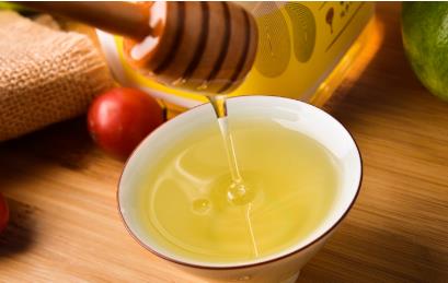 早春蜜蜂進(jìn)粉是蜂王產(chǎn)卵了嗎(蜜蜂大量采粉說明什么) 早春蜜蜂進(jìn)粉是蜂王產(chǎn)卵了嗎(蜜蜂大量采粉說明什么)