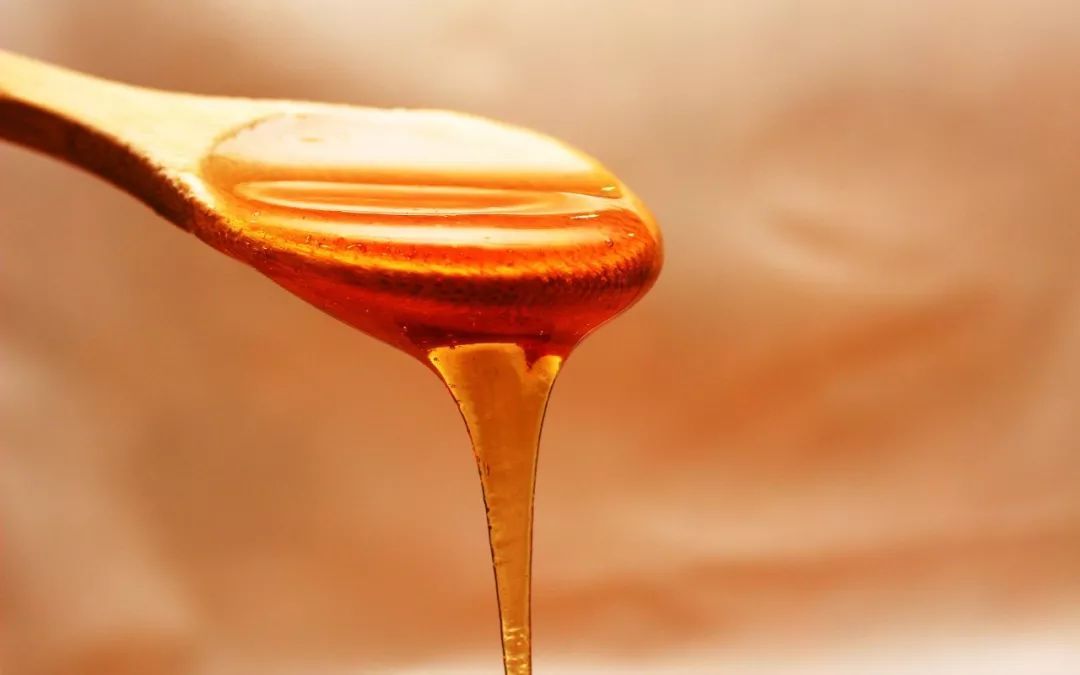 早春蜜蜂進(jìn)粉是蜂王產(chǎn)卵了嗎(蜜蜂大量采粉說明什么) 早春蜜蜂進(jìn)粉是蜂王產(chǎn)卵了嗎(蜜蜂大量采粉說明什么)