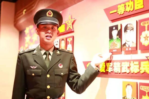 那個突然手握刺刀尖的戰士找到了(點贊,1米92的暖男) 那個突然手握刺刀尖的戰士找到了