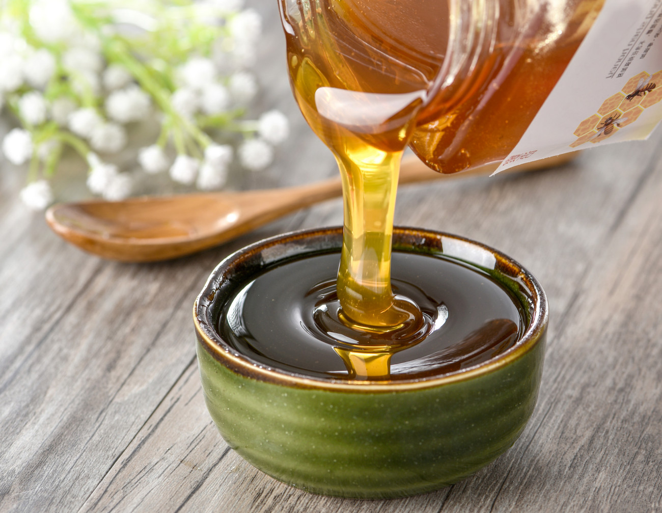 天山雪蜜與白蜜哪個(gè)好(雪蜜和蜂蜜的功效跟普通蜂蜜有什么不同) 天山雪蜜與白蜜哪個(gè)好(雪蜜和蜂蜜的功效跟普通蜂蜜有什么不同)