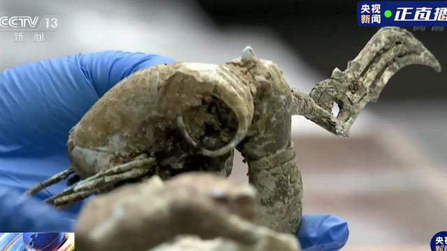 三星堆出土青銅小立人翹著蘭花指(三星堆青銅立人像) 上新了!三星堆出土青銅小立人翹著蘭花指,太可愛,專家這么猜測