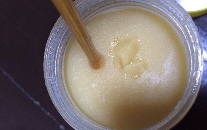 蜂蜜結晶是怎么回事(蜂蜜結晶了到底好不好) 蜂蜜結晶是怎么回事(蜂蜜結晶了到底好不好)