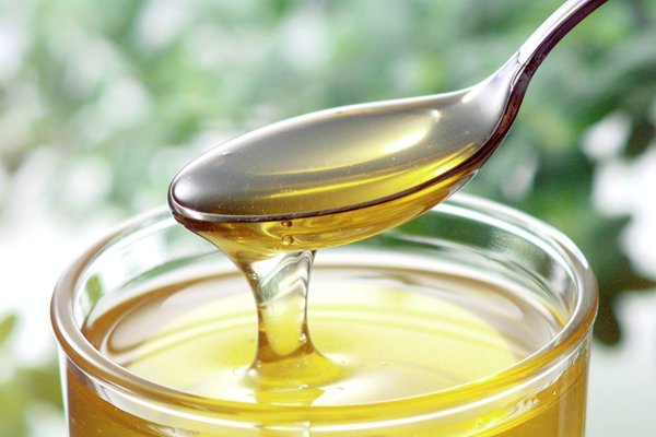 結晶蜂蜜怎么辨別真假（結晶蜂蜜和不結晶蜂蜜哪個好）