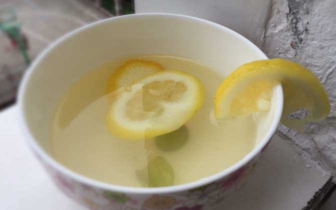 早上喝蜂蜜水好嗎？早上喝蜂蜜水能通便排毒，但必須適時適量！