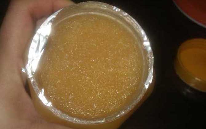 蜂蜜變質后的圖片是什么樣？出現這4種情況，說明蜂蜜已經變質！