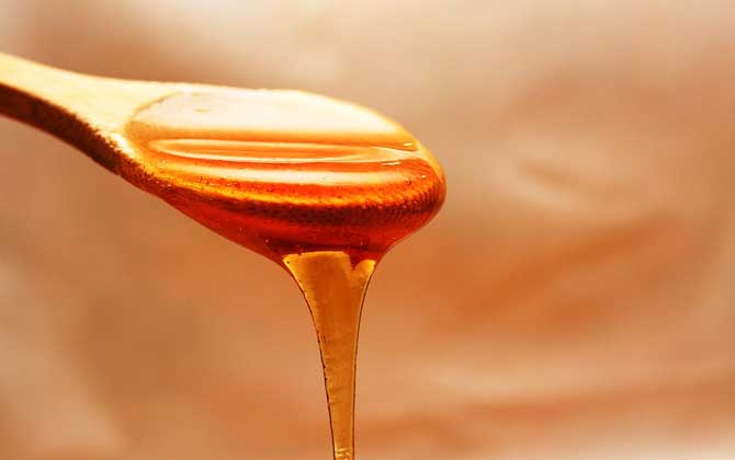 蜂蜜放了五年還能吃嗎？要看有沒有變質(zhì)，若已變質(zhì)不建議再食用！