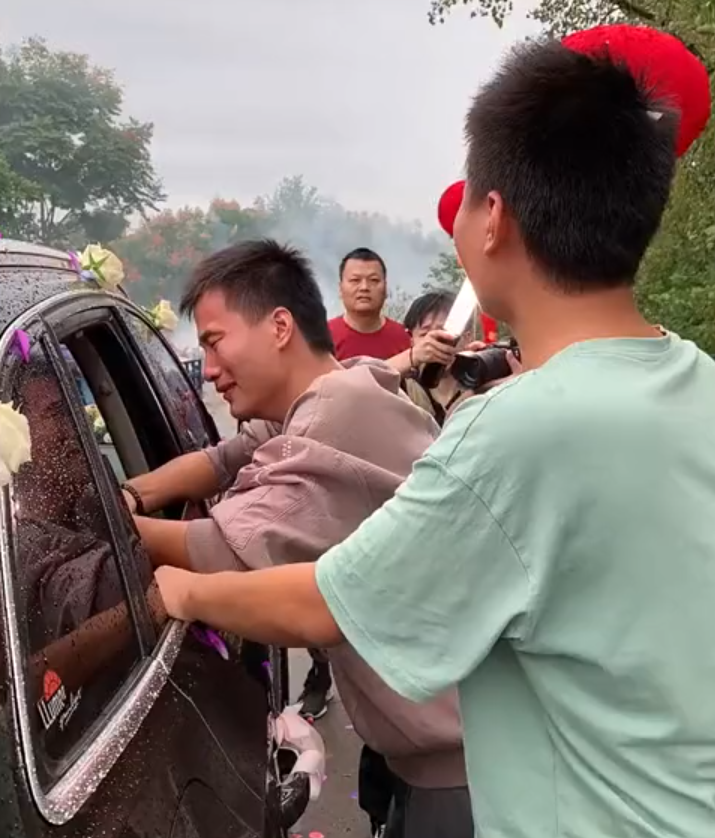 姐姐出嫁雙胞胎弟弟扶車門哭成淚人