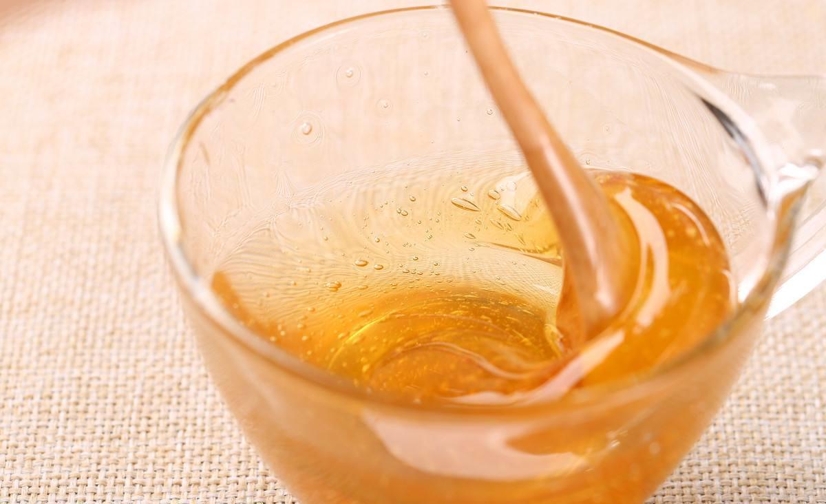 市面上的蜂蜜和成熟蜜的區別（市面上的蜂蜜多為“水蜜”，其營養比成熟蜜差多少）